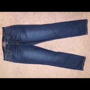 I am selling these dark washed Lucky Brand jeans.